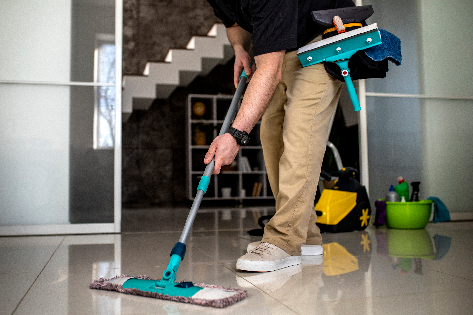 Window cleaning specialist working in Qatar home